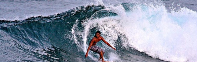 What’s the schedule like during a surf trip to the Maldives, if charter a boat?